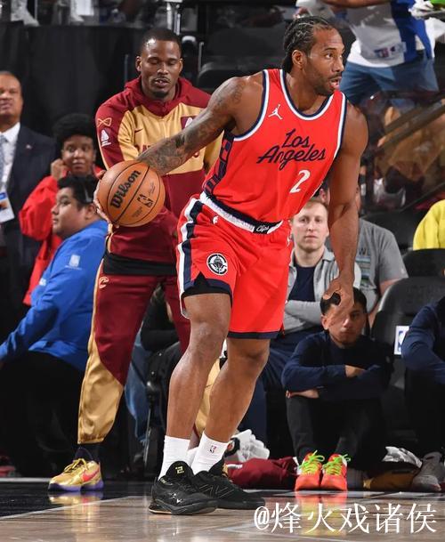 伦纳德脚踏黑金Kawhi4，斩获21分4篮板3助攻1抢断