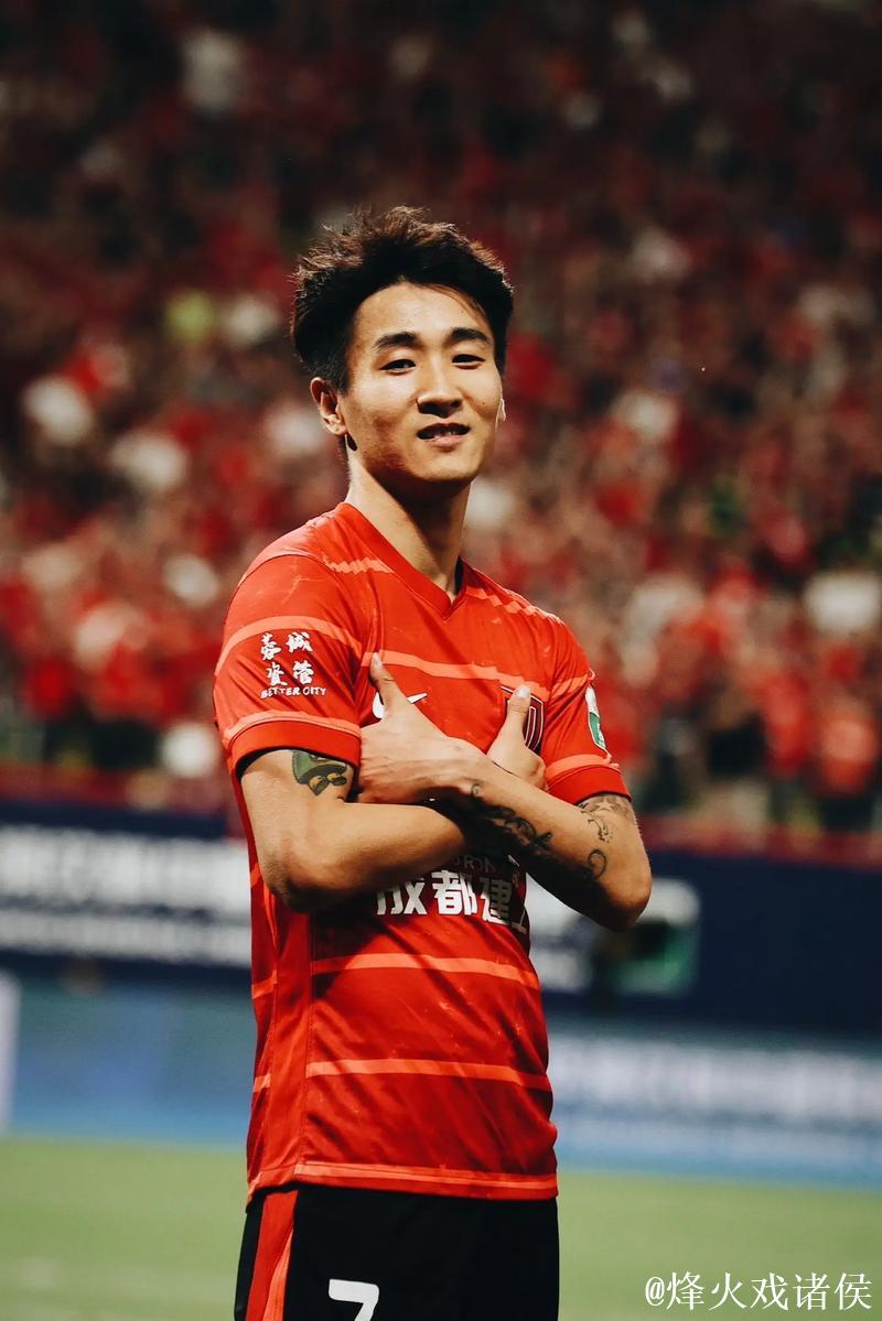 “成都蓉城续约本土明星球员，前中超冠军主力引发期待”