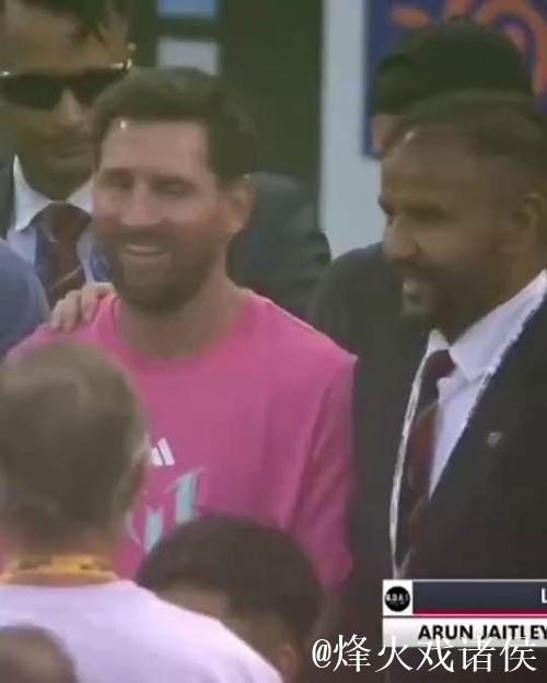 德保罗挺身而出，阻止男子推开孩子与梅西合影